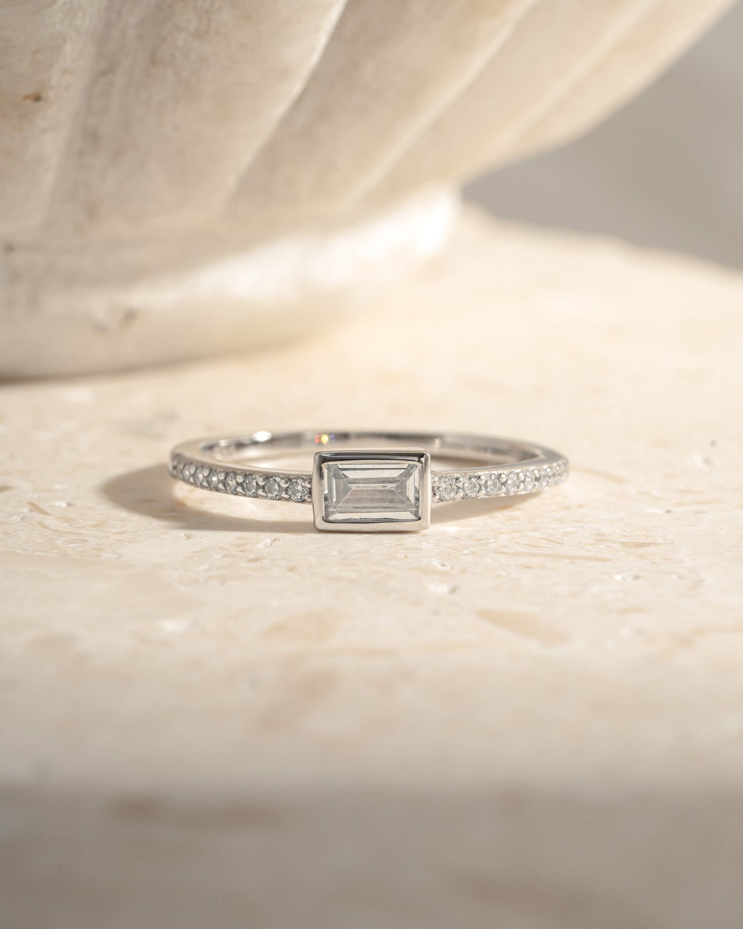 Baguette Ring w Pavé Band