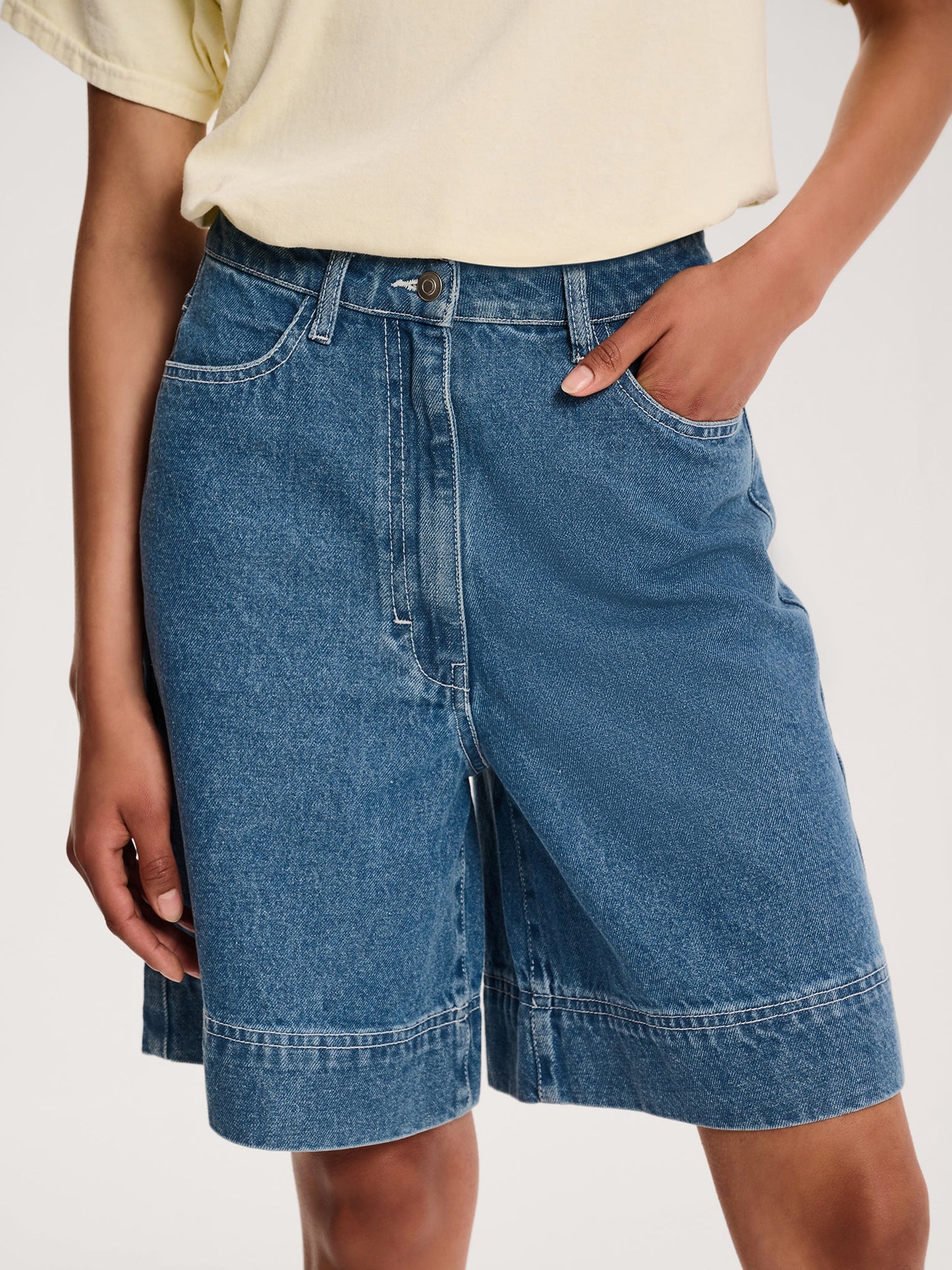 Robbie Shorts in Mid Wash